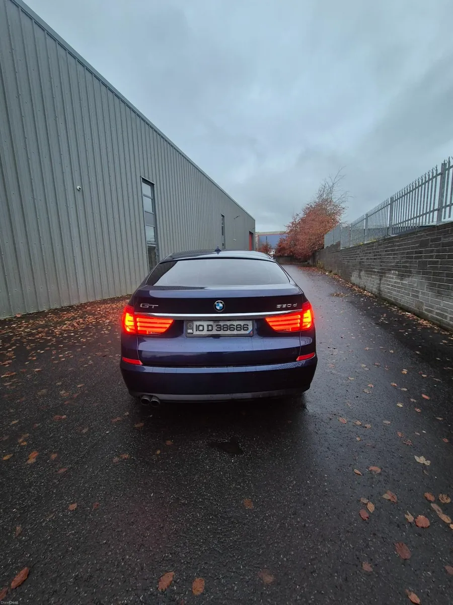 BMW 5-Series 2010 - Image 2