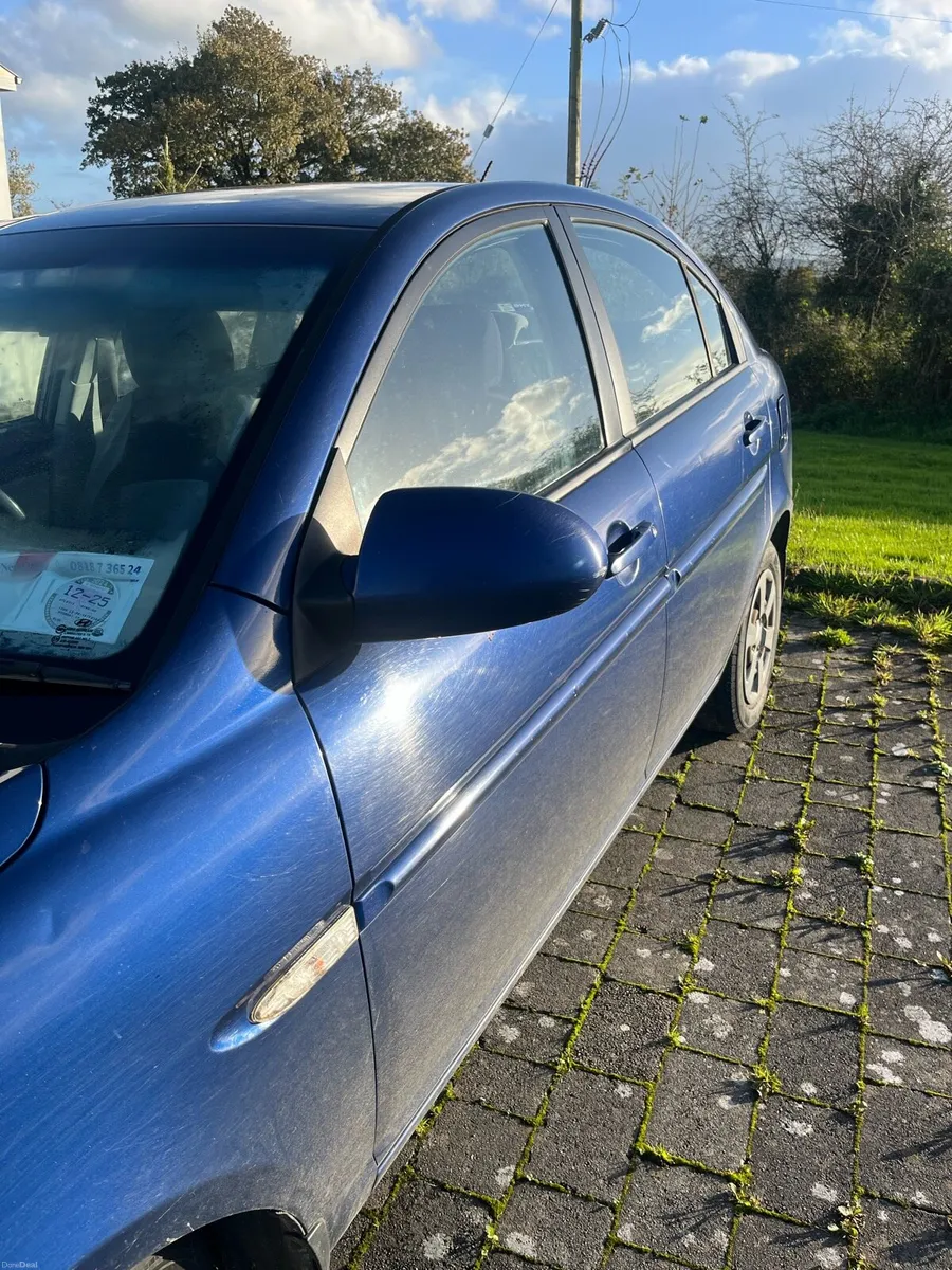 **07 Hyundai Accent** - Image 3