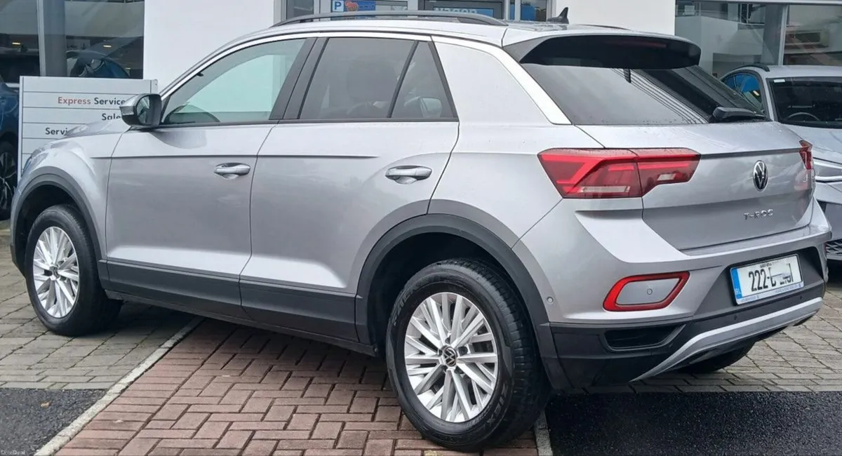 Volkswagen T-Roc Life 1.0 TSI 110HP ** REAR VIEW C - Image 3