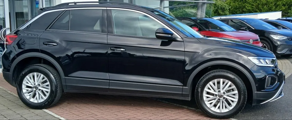 Volkswagen T-Roc Life 2.0 TDI 116HP **PARKING SENS - Image 2
