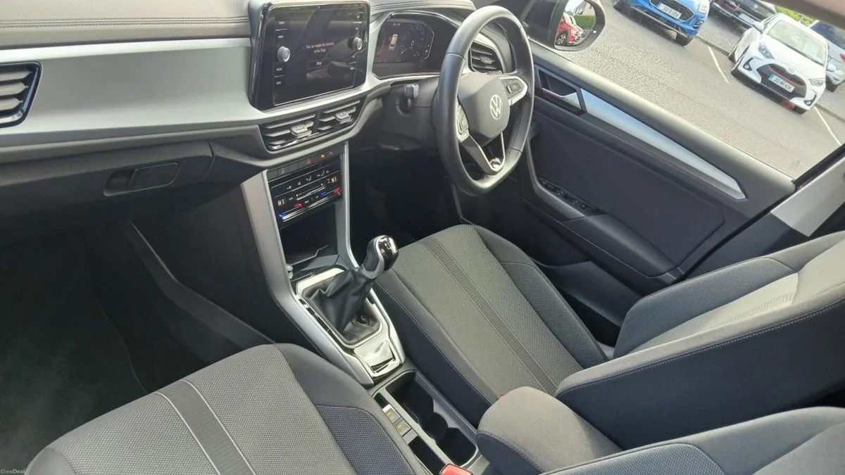 Volkswagen T-Roc Life 2.0 TDI 116HP **PARKING SENS - Image 3