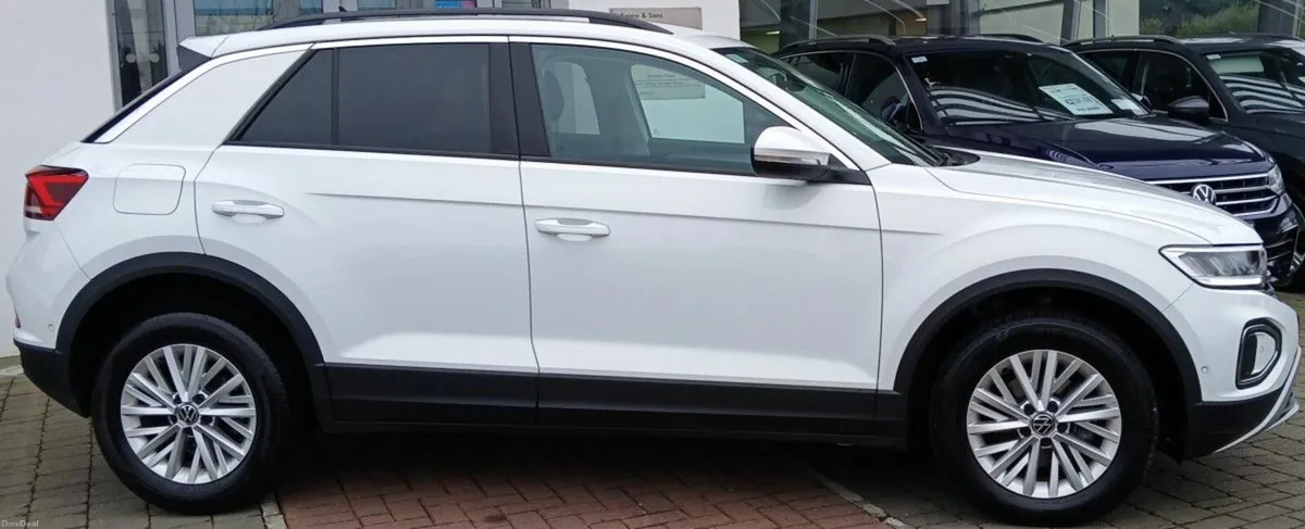 Volkswagen T-Roc Life 2.0 TDI 116HP **REARVIEW CAM - Image 2