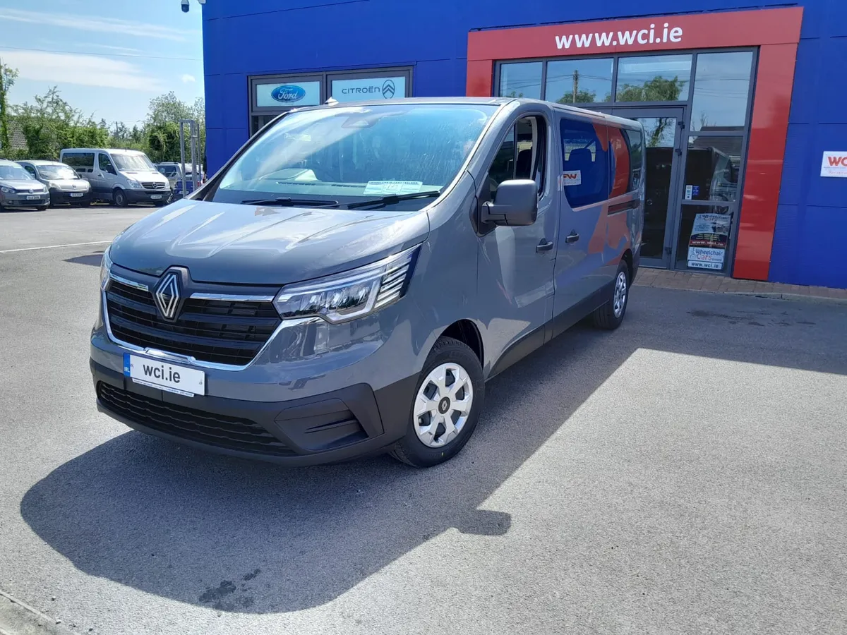 Wheelchair Accessible Taxi 9 seater Renault Trafic - Image 2