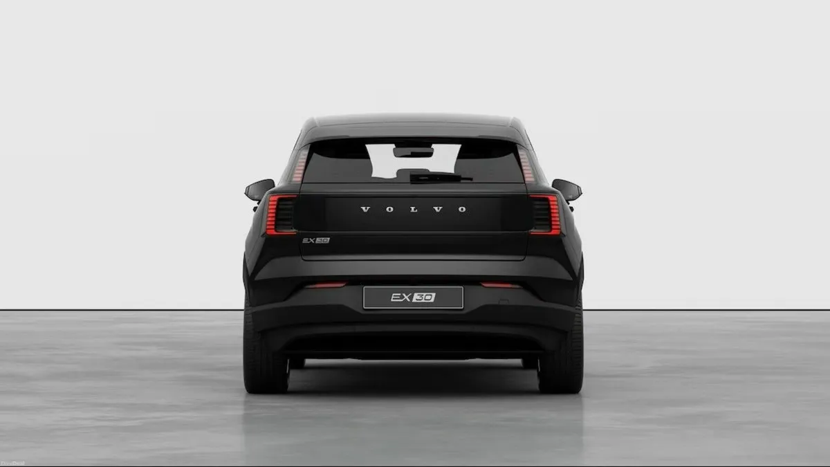 Volvo EX30 IN STOCK Onyx Black Extended Range Plus - Image 5