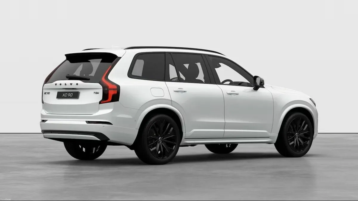 Volvo XC90 Sparkling White XC90 Plus Black Edition - Image 4