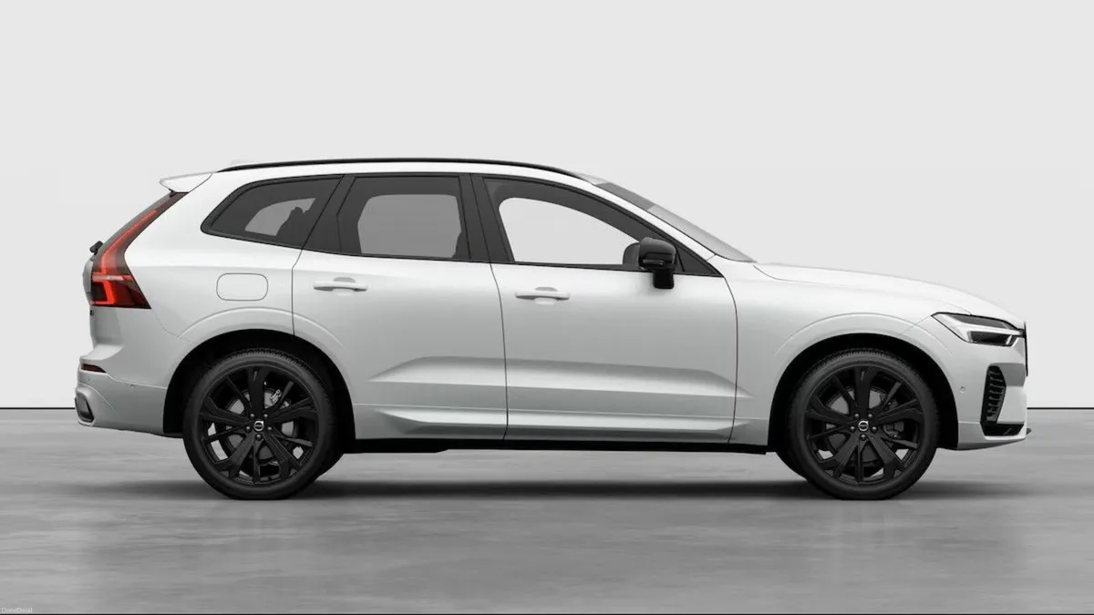 Volvo XC60 Crystal White XC60 Ultra Black Edition - Image 4