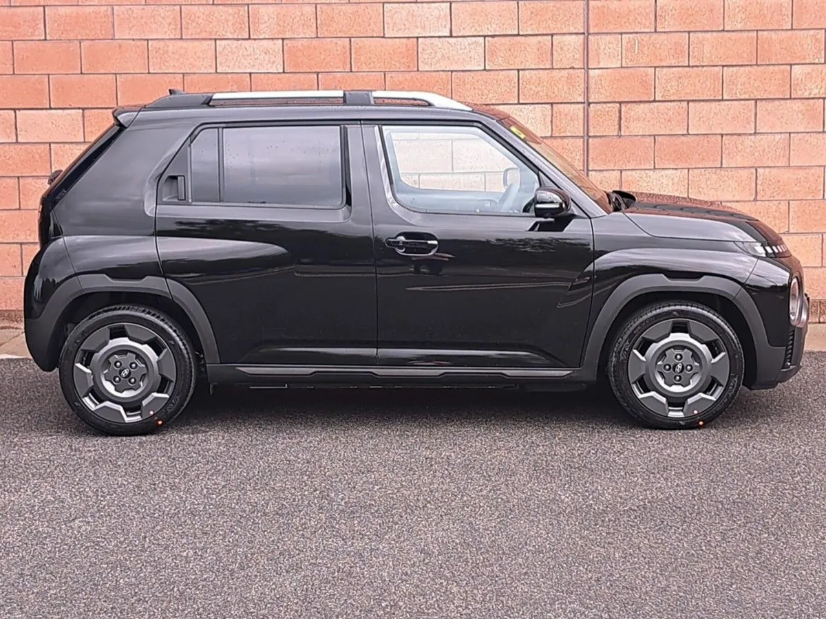 Hyundai INSTER Cross  Elegance Model 49 k/wh Batte - Image 4