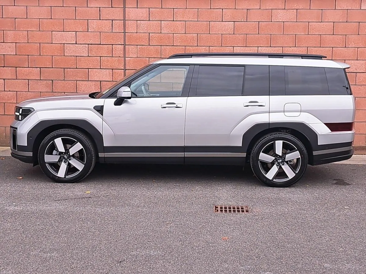 Hyundai Santa Fe Premium Model Plug In Hybrid  4 W - Image 3