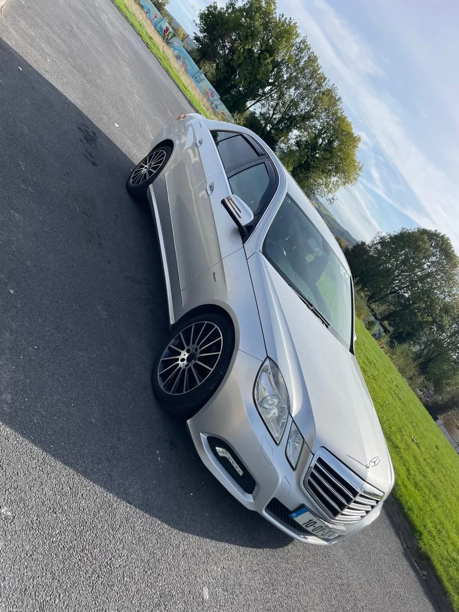 Mercedes-Benz E-Class 2010 - Image 2