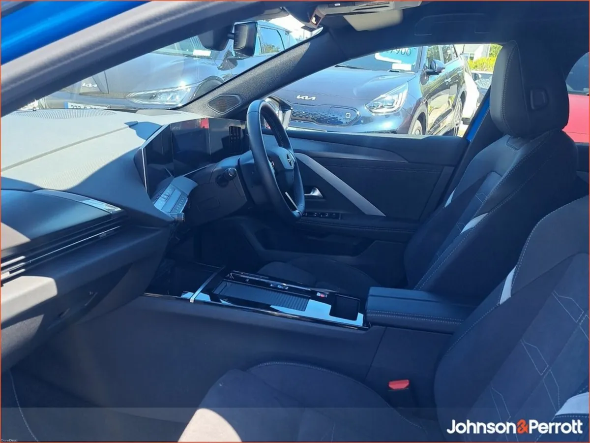 Opel Astra GS 54KWh EV 155PS - Image 3