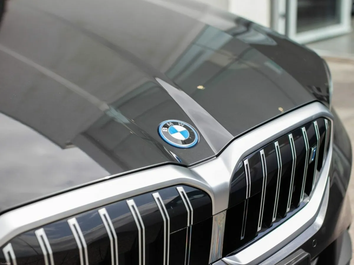 BMW i5 eDrive40 Sport Edition Saloon - Image 3