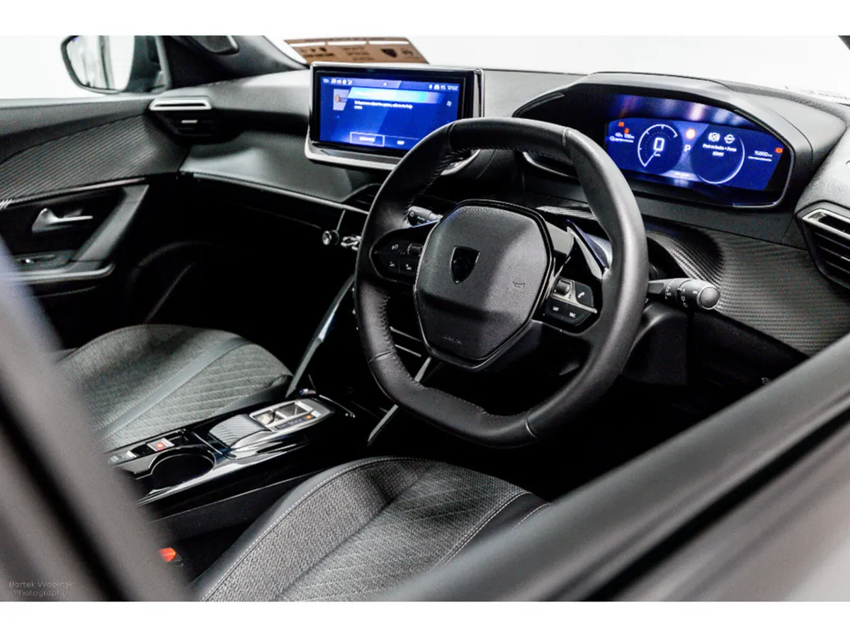 Peugeot 2008 E-Allure 50kWh 136HP - Image 2