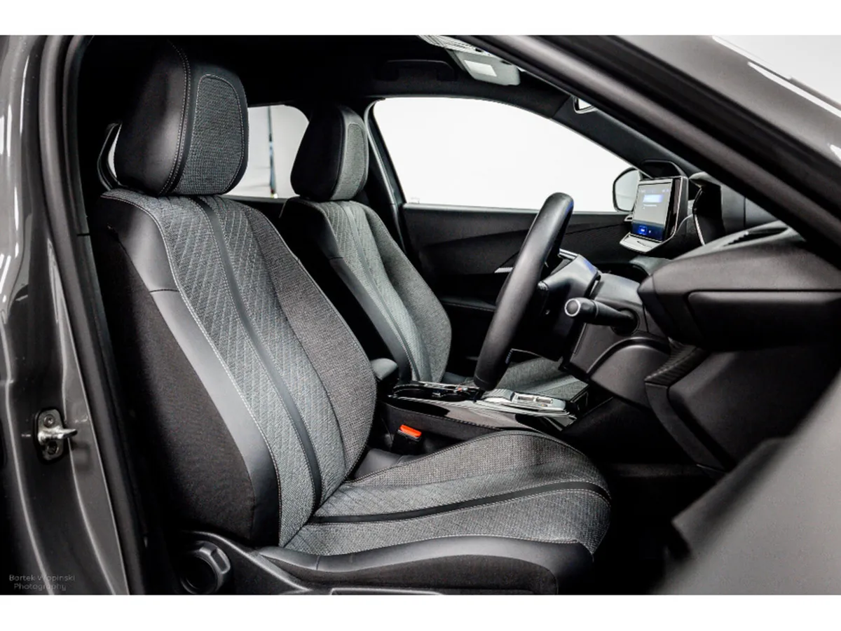 Peugeot 2008 E-Allure 50kWh 136HP - Image 3