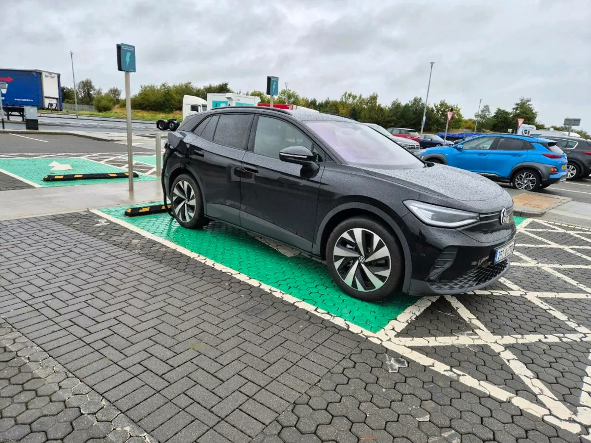 252 ID.4 Black Upgraded Alloys Top Spec - Image 3