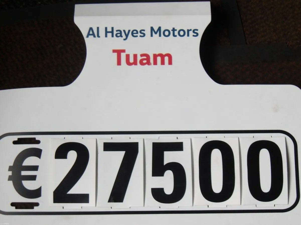 Volkswagen Golf 2.0 TDI 115HP Life ** SAT-NAV ** - Image 4