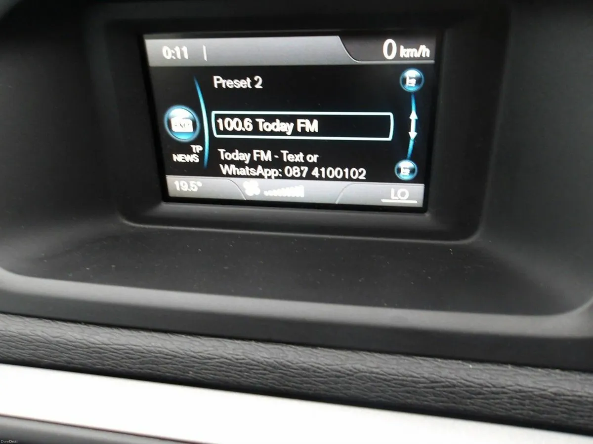 Volvo V40 D2 (120hp) SE + Leather - Image 4