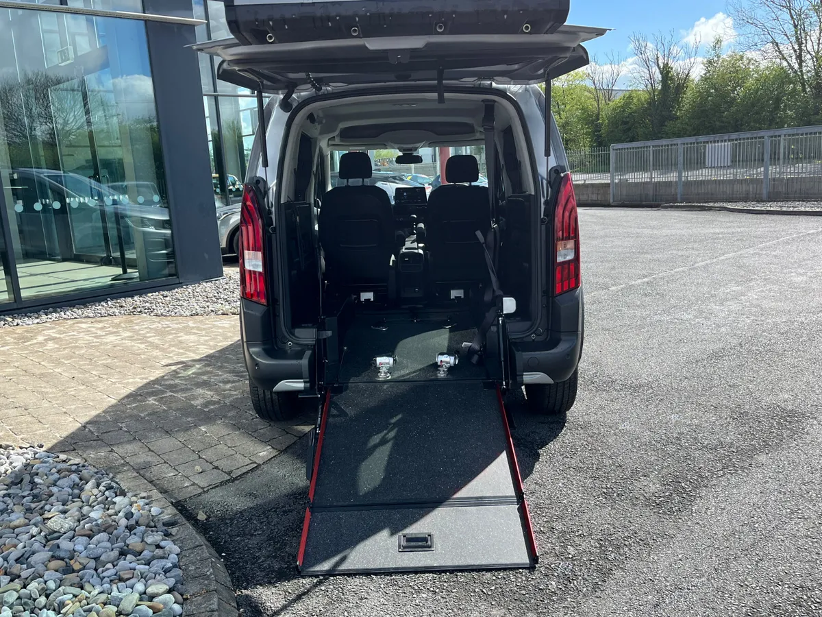2023 Peugeot Rifter Wheelchair Accessible - Image 5
