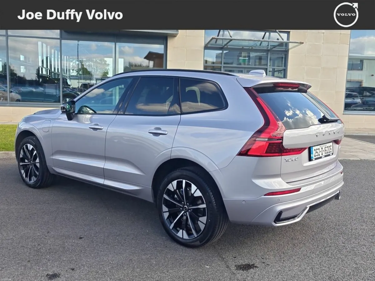 Volvo XC60 T6 AWD PHEV Plus Dark - Image 3