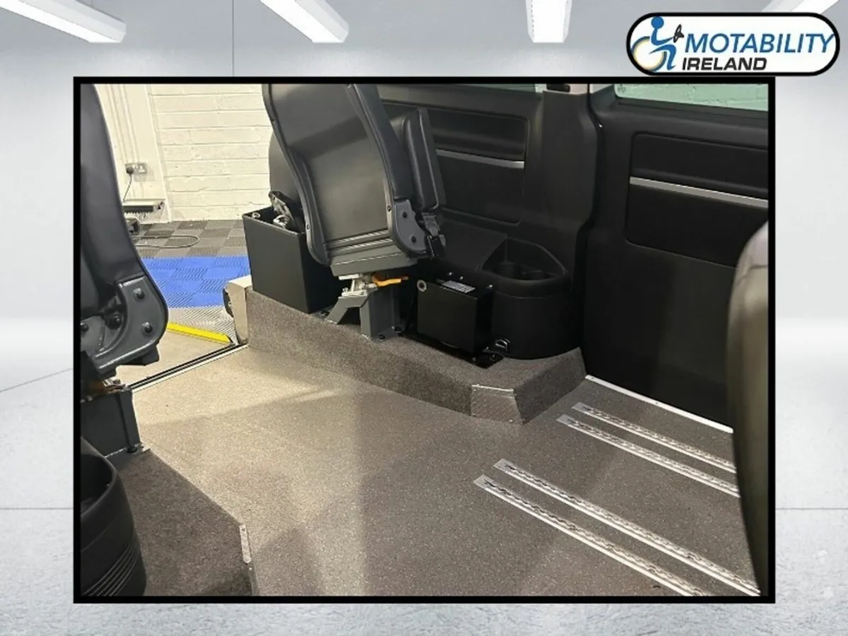 Volkswagen Caravelle Drive From Wheelchair/Upfront - Image 6