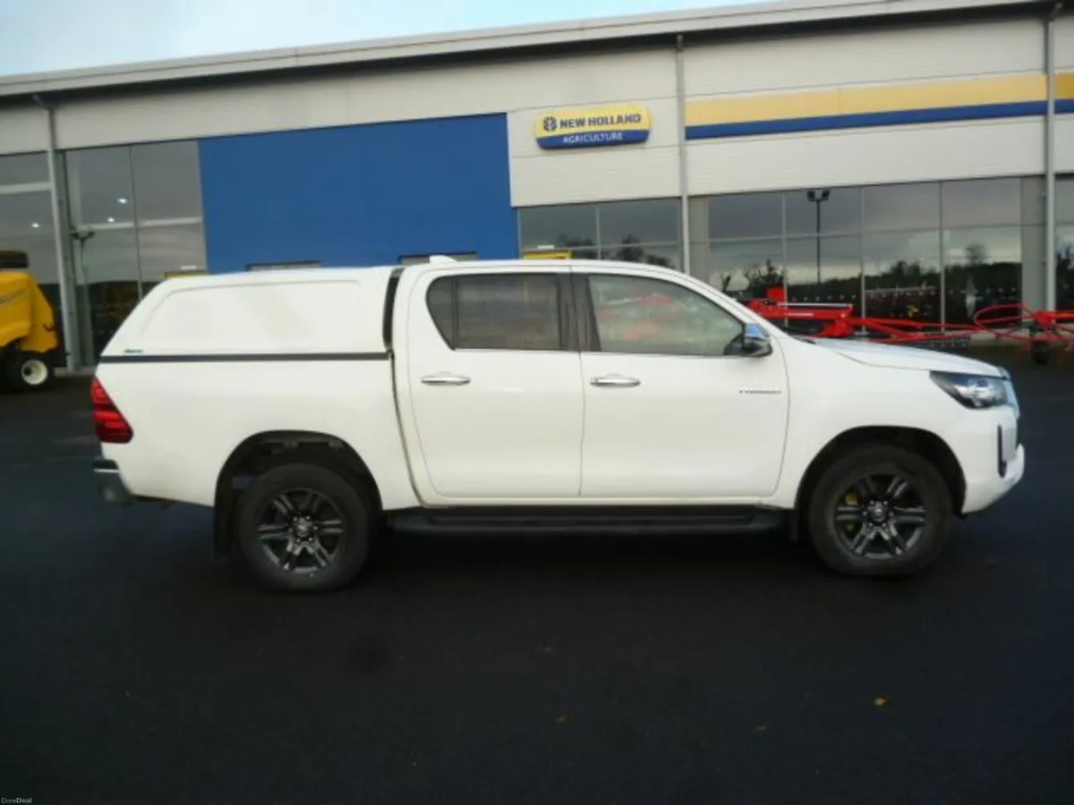 Toyota Hilux Crew Cab, 6 speed, 2023 - Image 1