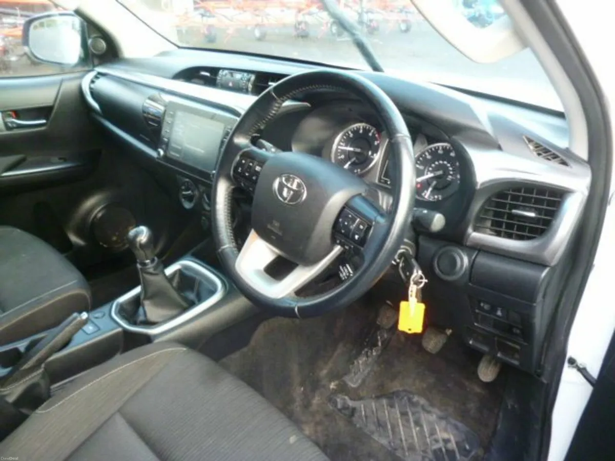 Toyota Hilux Crew Cab, 6 speed, 2023 - Image 4