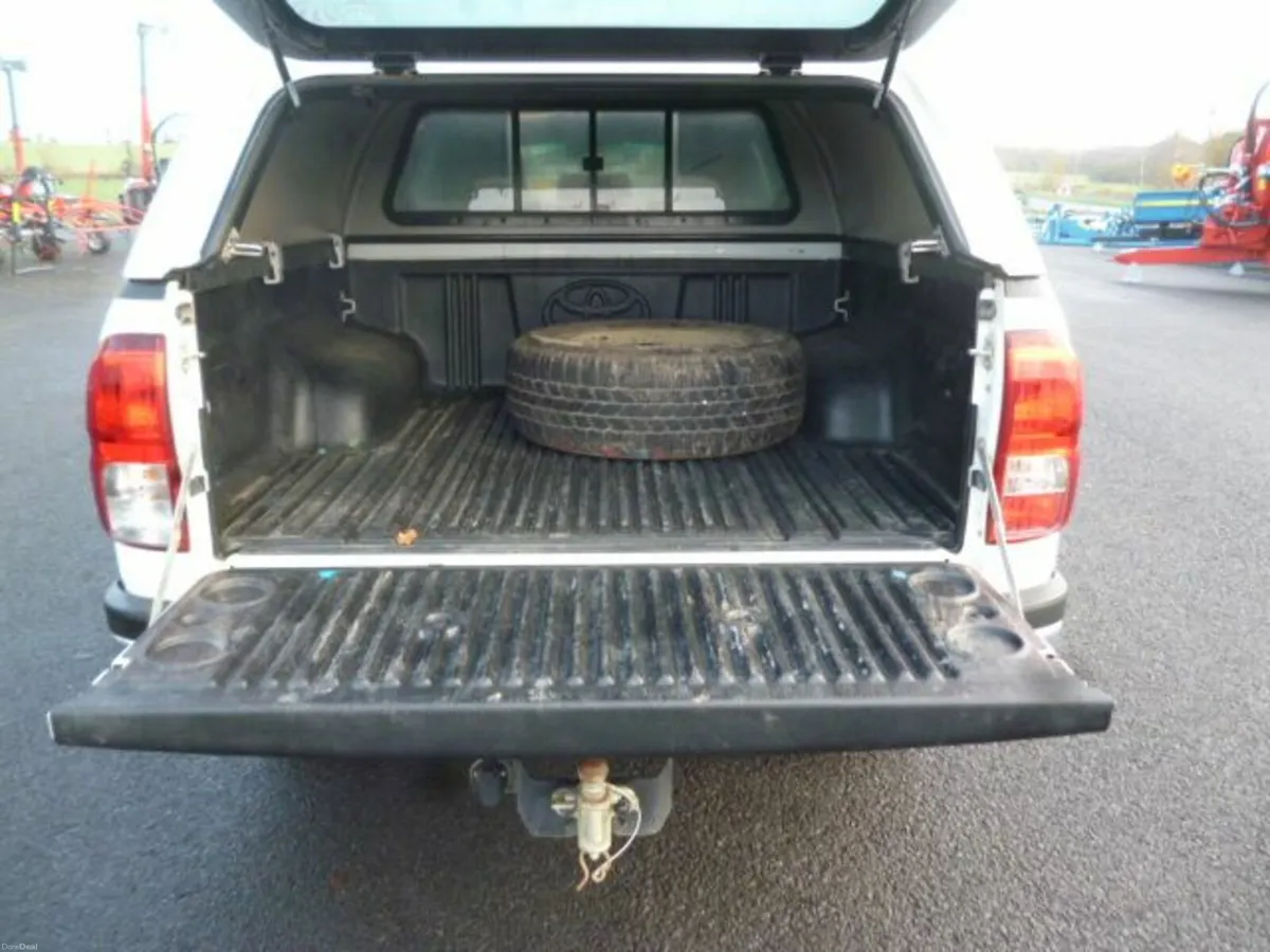 Toyota Hilux Crew Cab, 6 speed, 2023 - Image 3