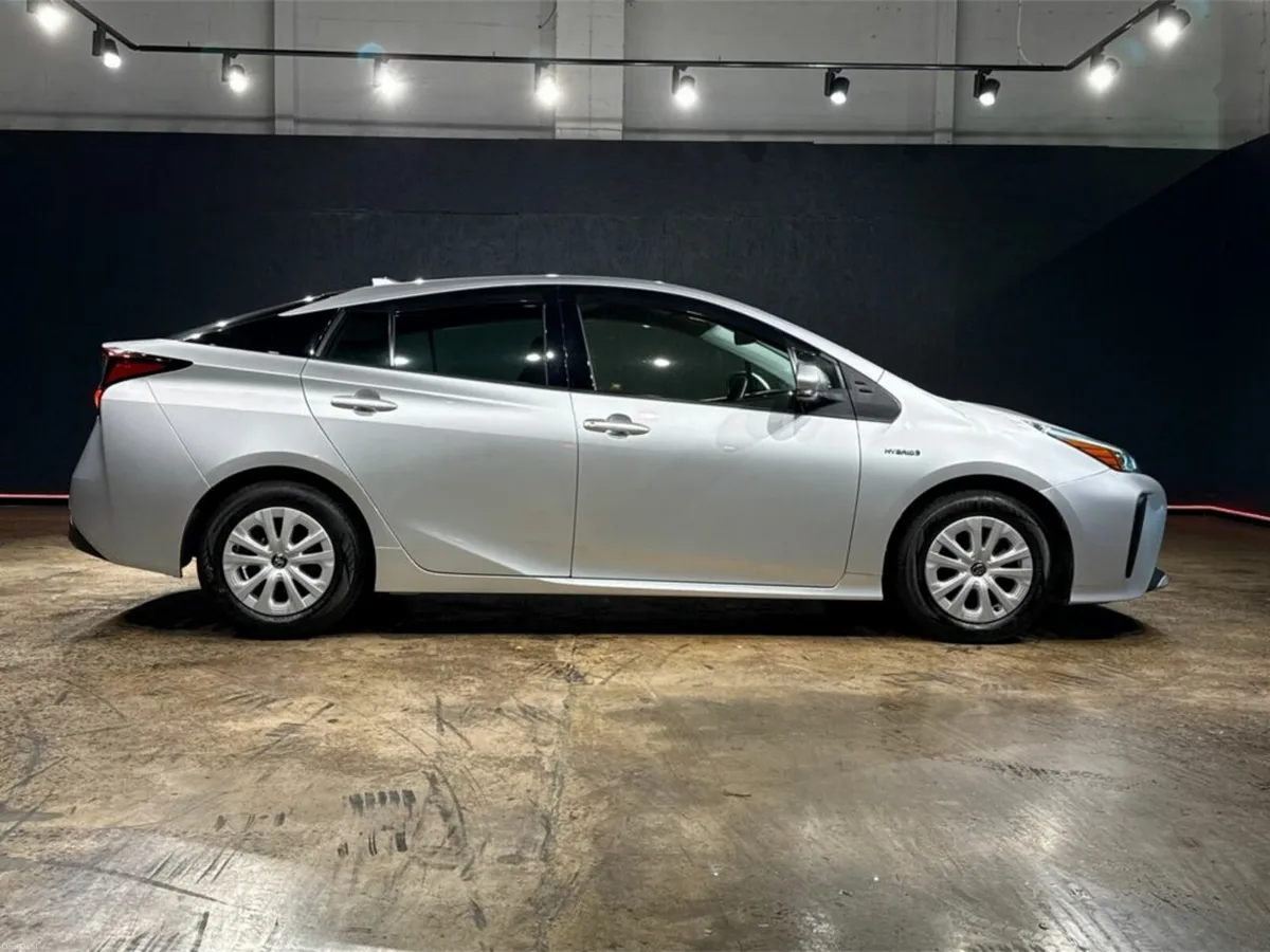 Toyota Prius HYBRID 1.8L AUTOMATIC - REVERSE CAMER - Image 3