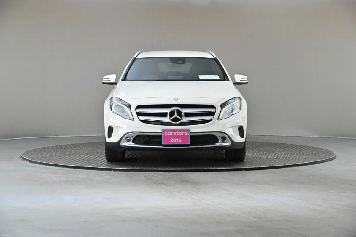 Mercedes-Benz GLA GLA 180 **HALF LEATHER**REVERSE - Image 3