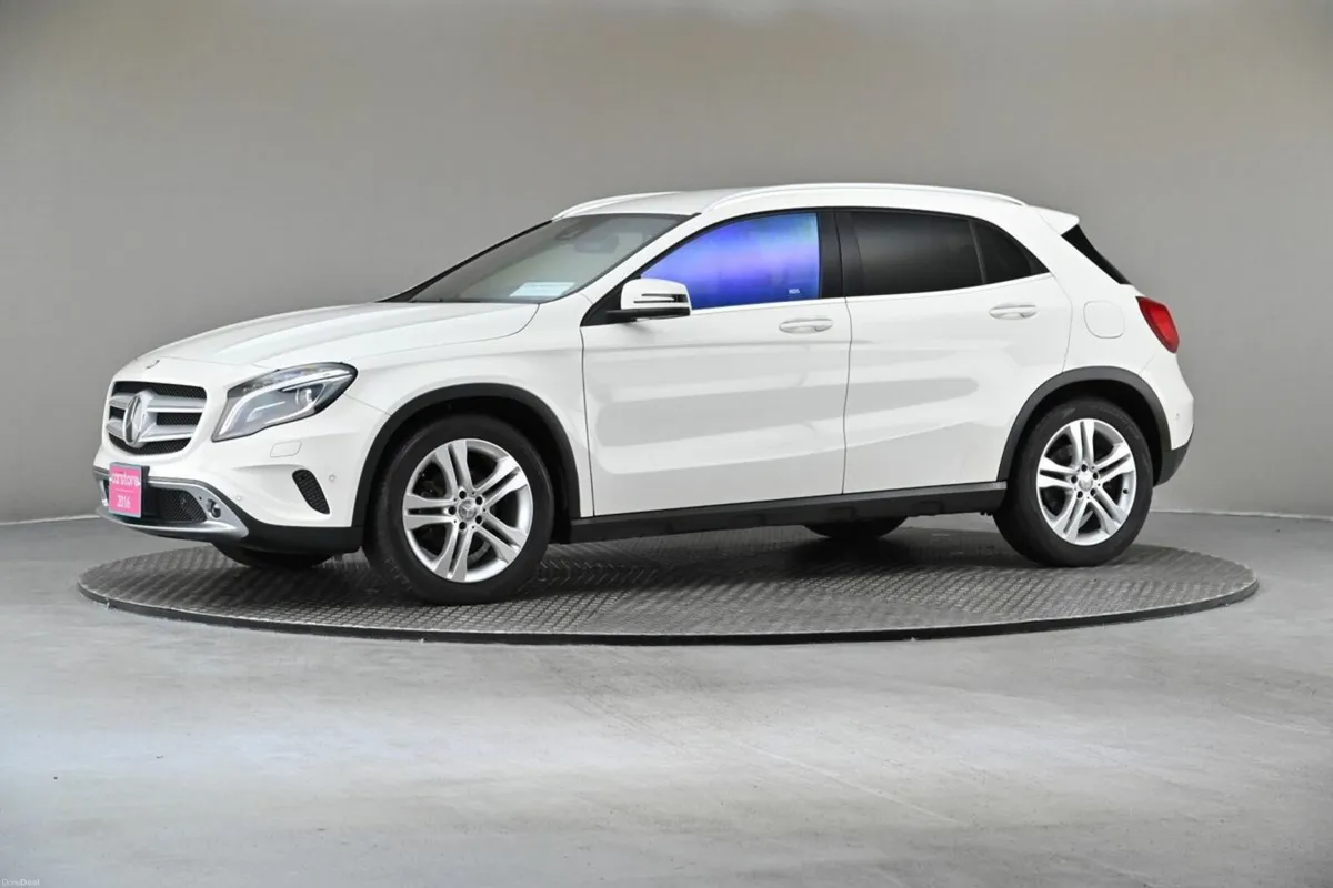 Mercedes-Benz GLA GLA 180 **HALF LEATHER**REVERSE - Image 4