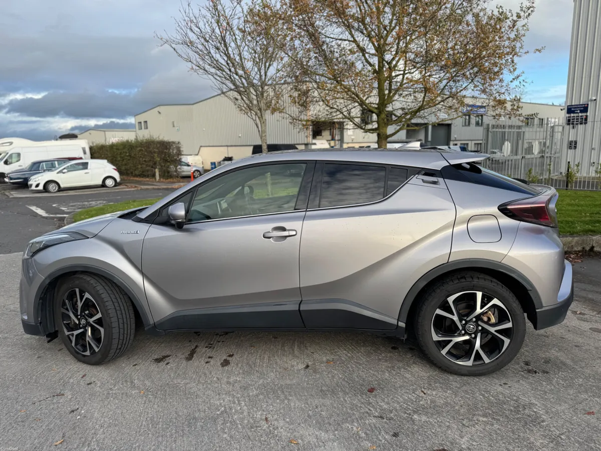 Toyota C-HR 2017 - Image 2