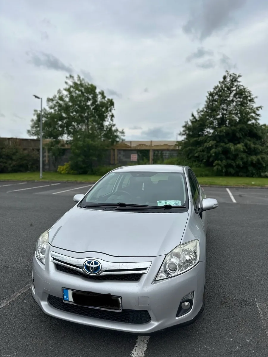 Toyota Auris Hybrid - Image 1