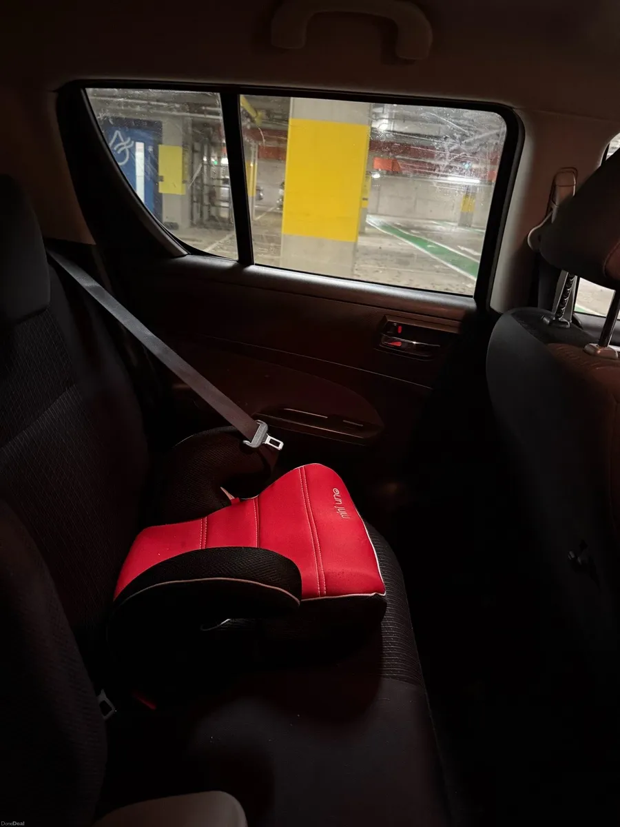 Suzuki Swift. Automatic. Reverse camera, CarPlay - Image 2