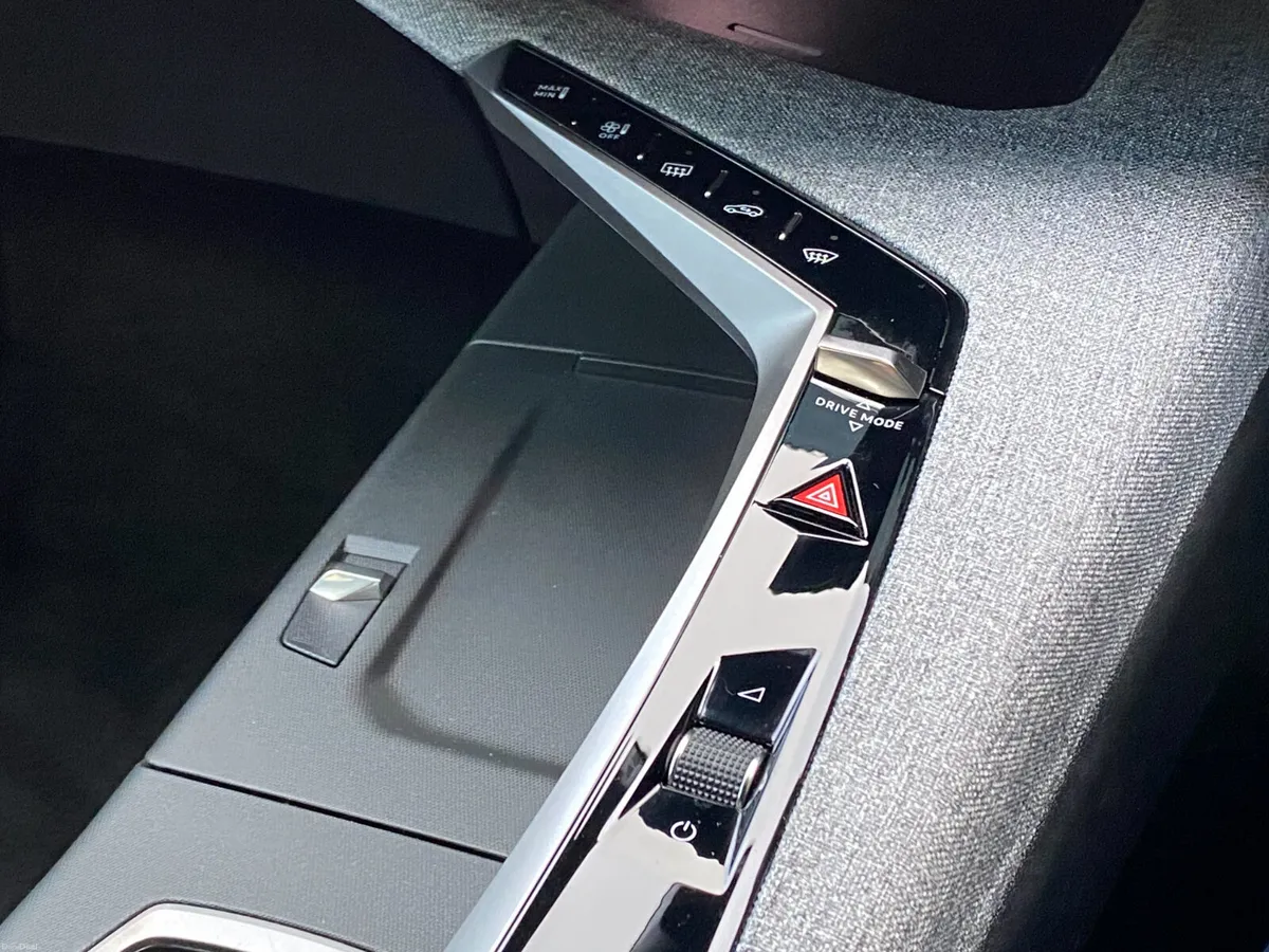 Peugeot 3008 1.2 MHEV 145bhp eDCS6 Allure - Image 4