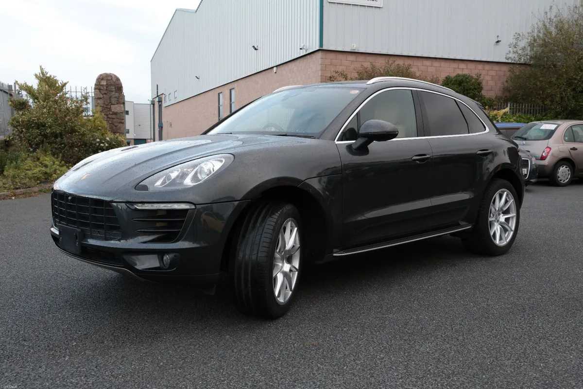 PORSCHE MACAN BLACK 2018 - Image 2