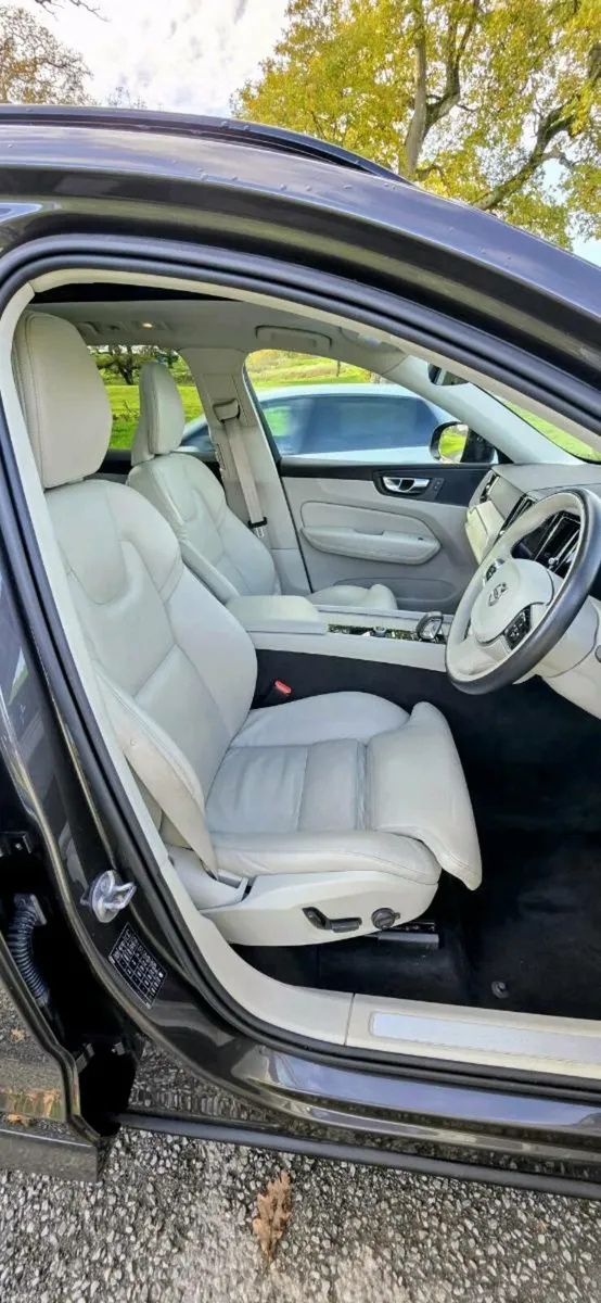 Volvo XC60 Recharge PHEV AWD - Image 6