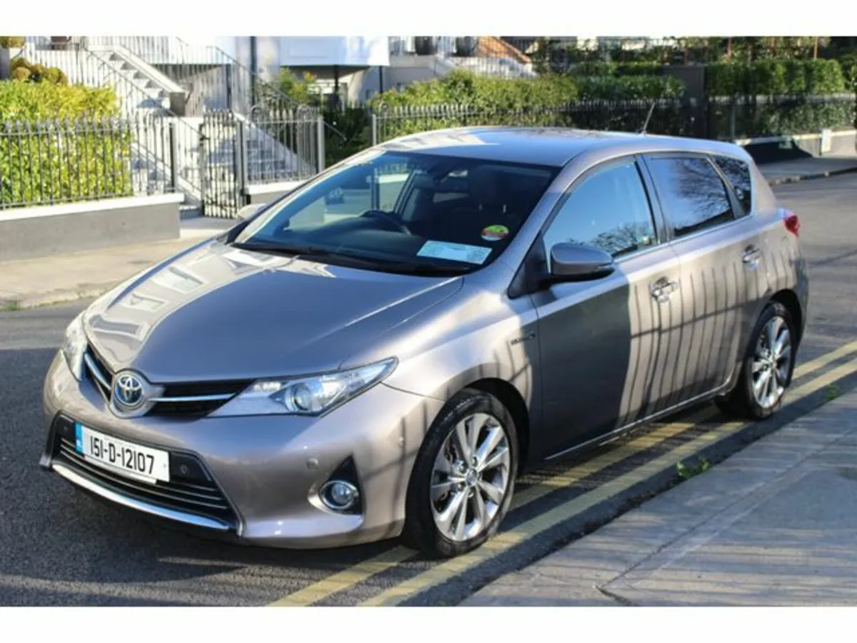 Toyota Auris Luxury Self Charging Hybrid 5DR Auto - Image 3