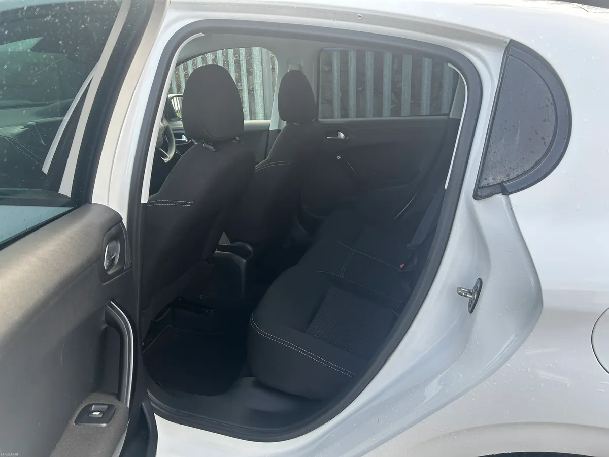 Peugeot 208 Automatic 1.2 2017 - Image 3