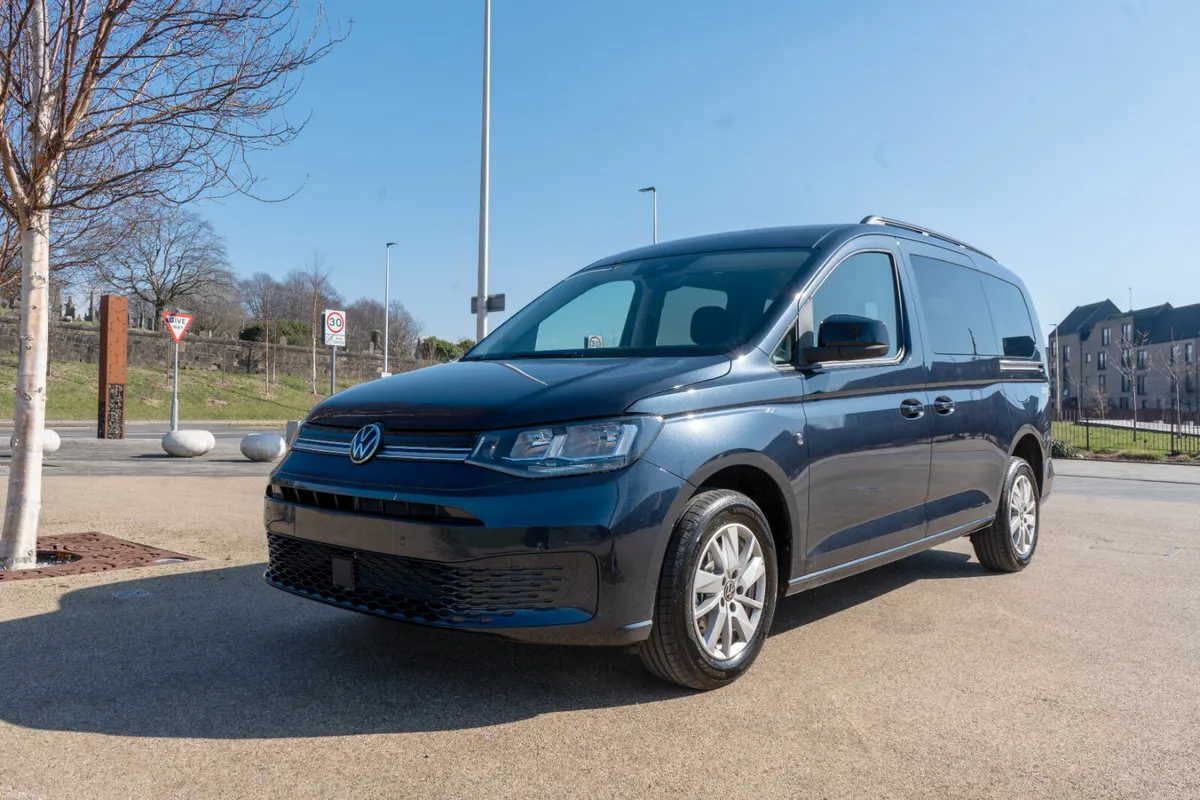 Volkswagen Caddy Maxi Life Wheelchair Taxi Automat - Image 1