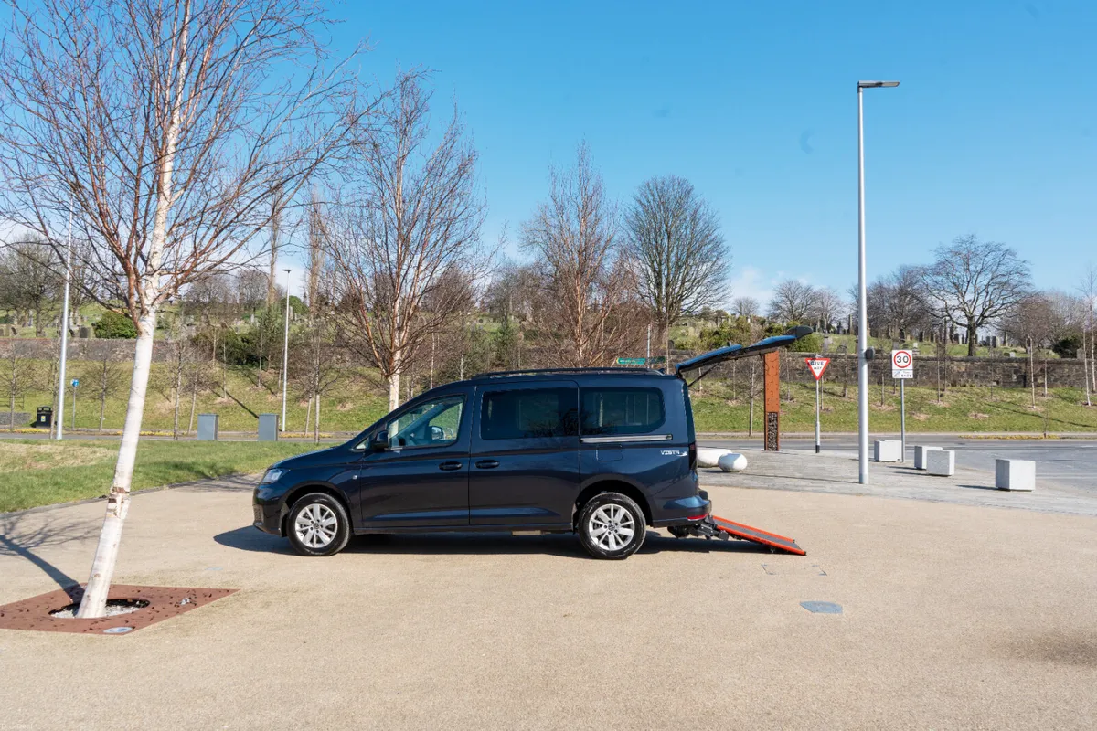 Volkswagen Caddy Maxi Life Wheelchair Taxi Automat - Image 5