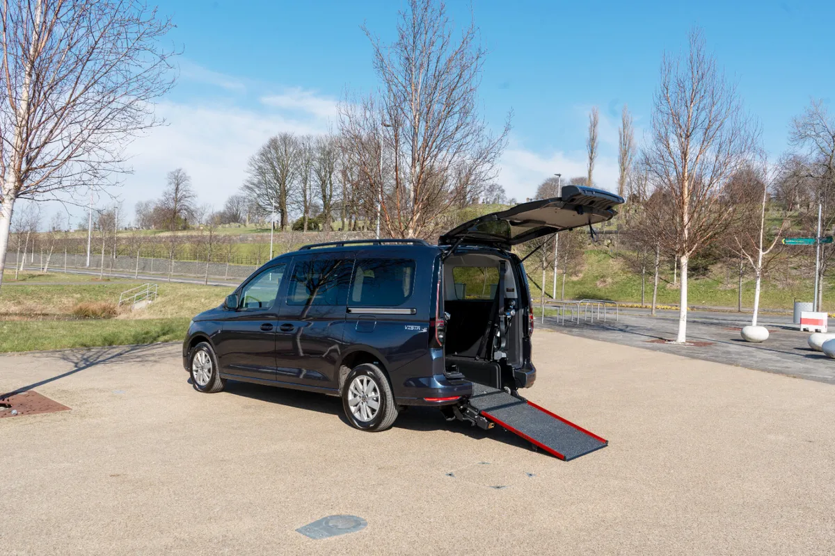 Volkswagen Caddy Maxi Life Wheelchair Taxi Automat - Image 4