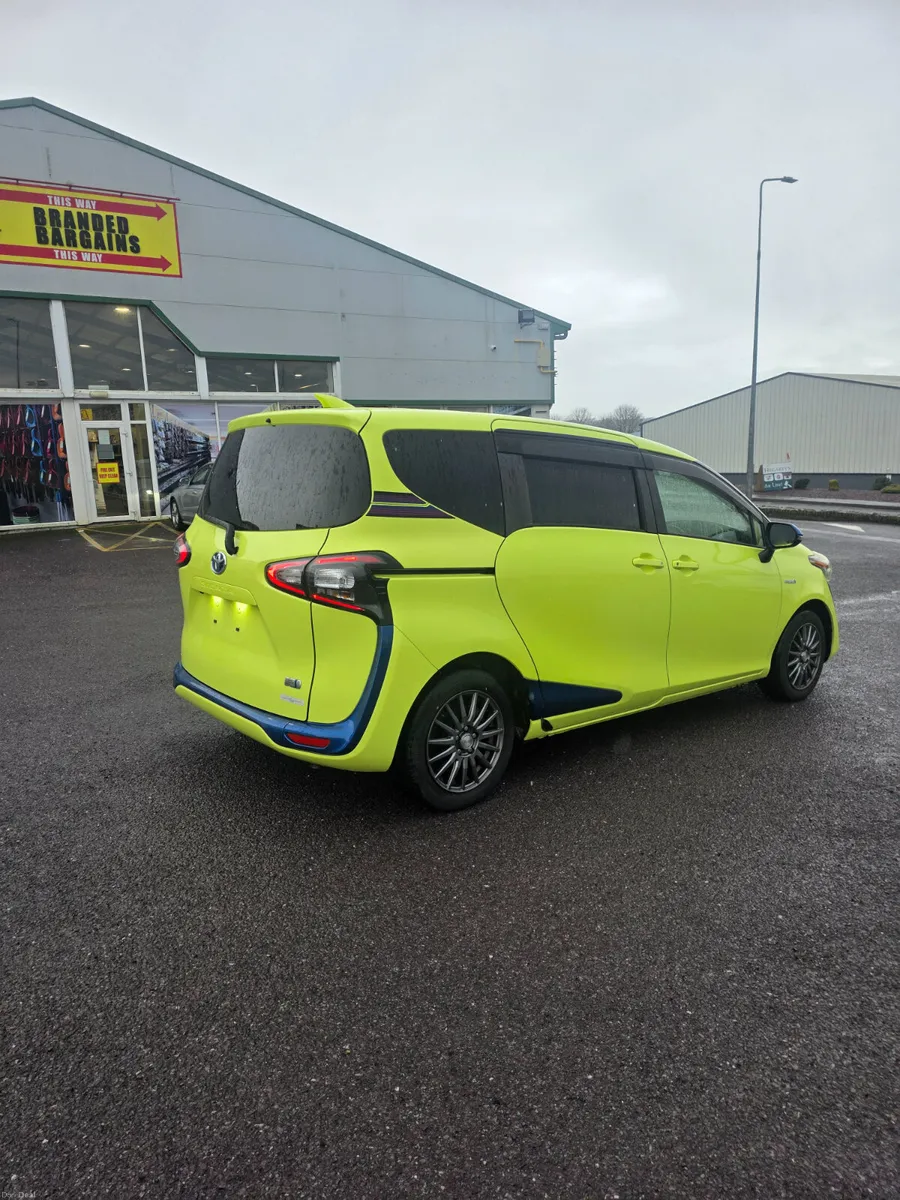 2015 Toyota Sienta  Hybrid - Image 4
