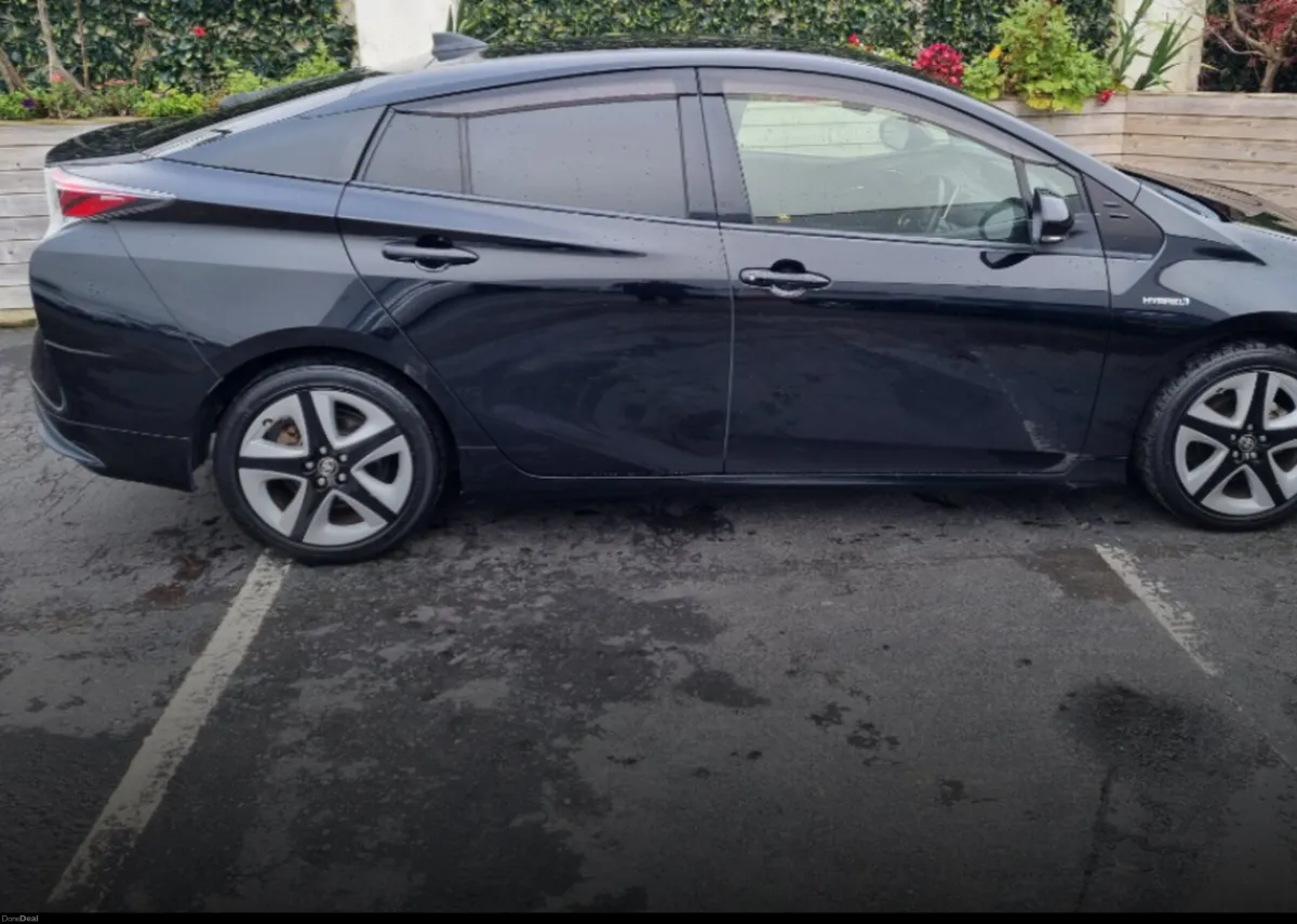 Toyota Prius 2018 hybrid - Image 1