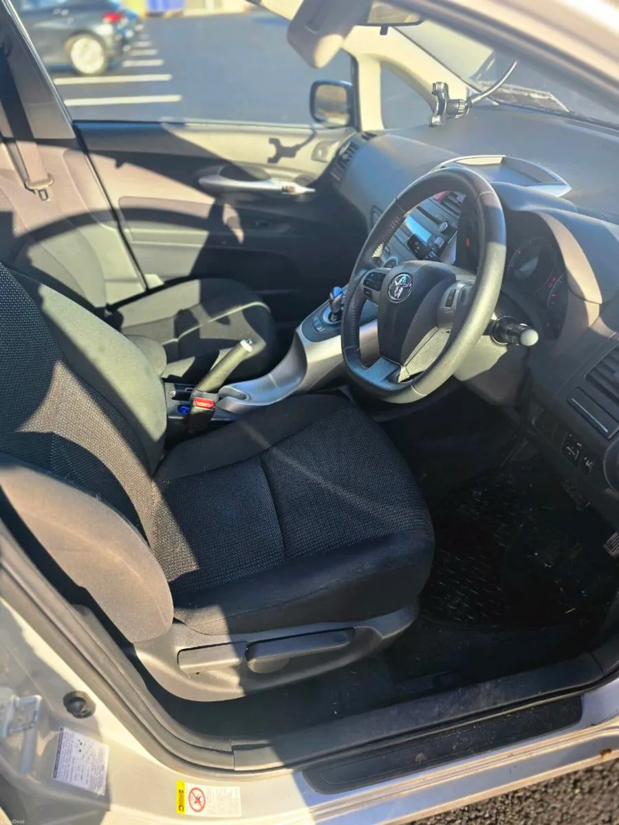Toyota Auris, low mileage, Hybrid, economical - Image 4