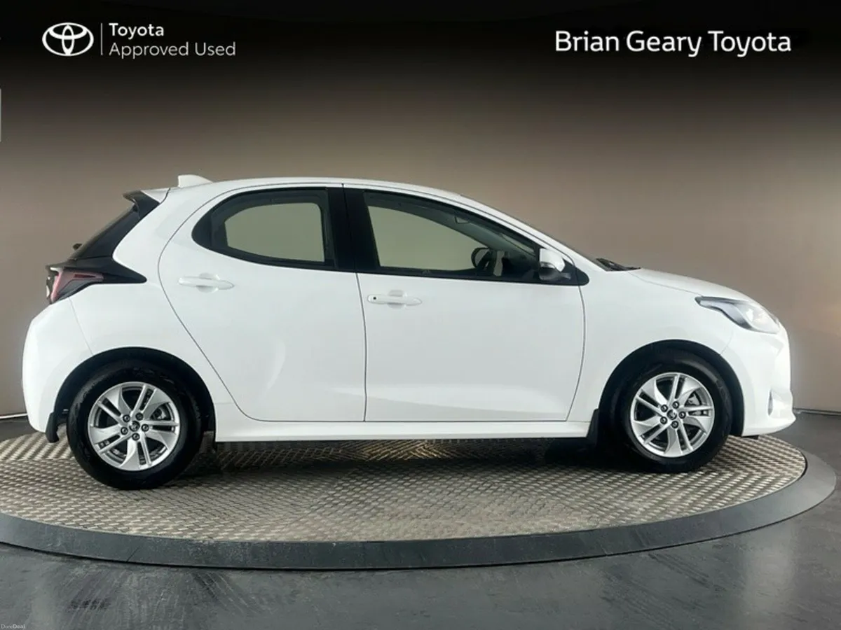 Toyota Yaris HYBRID LUNA - Image 3