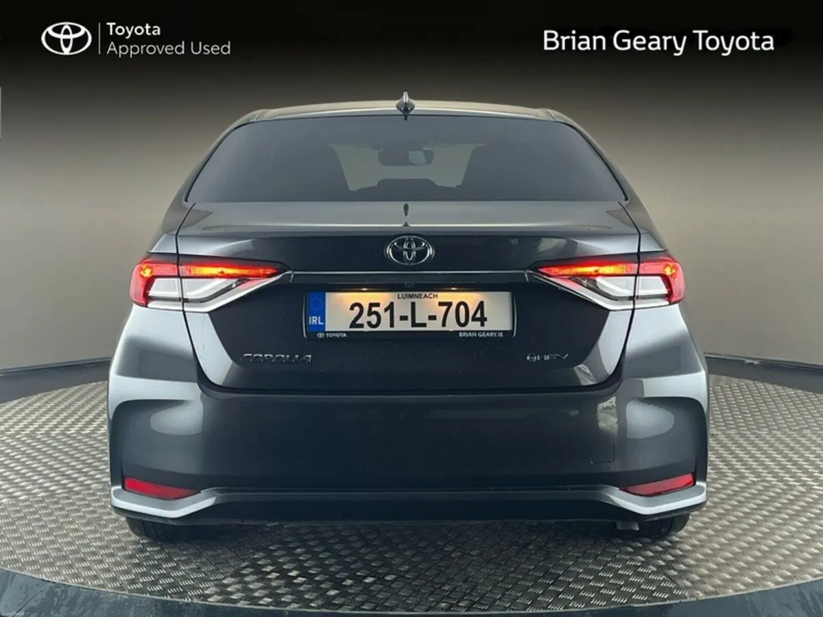 Toyota Corolla HYBRID LUNA SPORT SALOON - Image 4