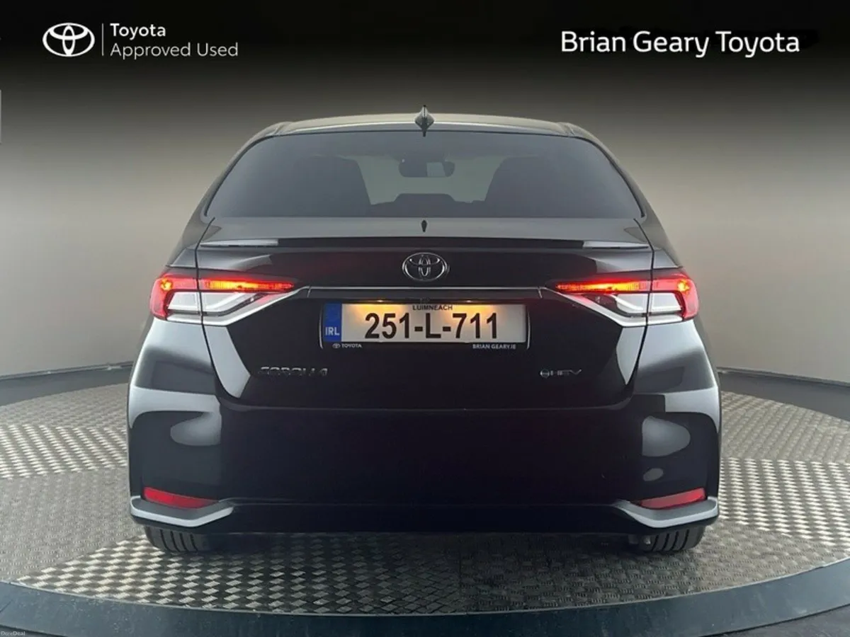 Toyota Corolla HYBRID LUNA SPORT SALOON - Image 4