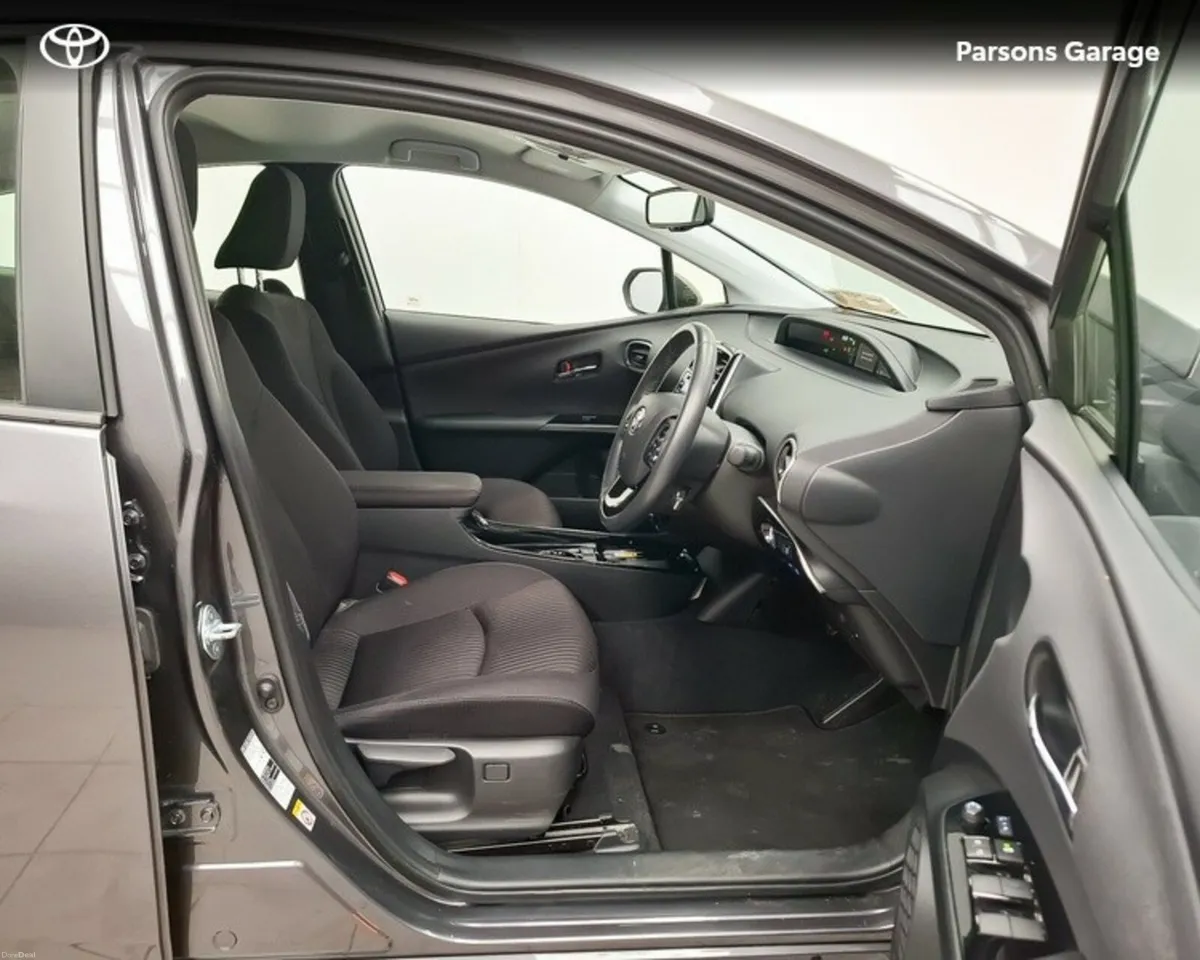 Toyota Prius PRIUS LUXURY - Image 6