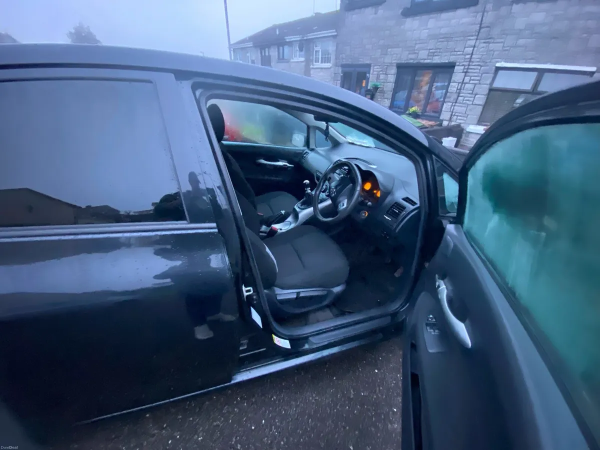 2011 Toyota Auris TERRA - Image 2