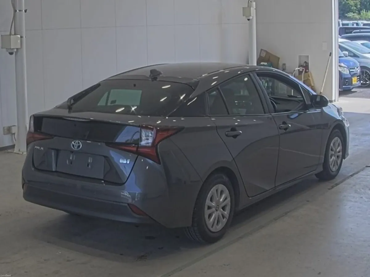 Toyota Prius 1.8 HYBRID - Image 2