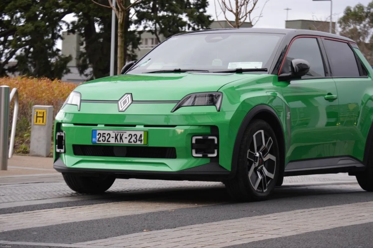 Renault 5 Techno 52kWh 150hp,  2 Tone Roof - Image 3